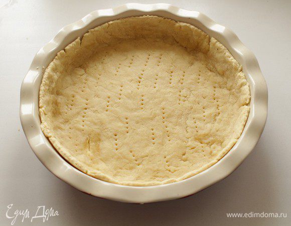 Из муки и масла комнатной температуры замесить тесто (при необходимости, добавьте пару ложек воды).Тесто выложить в форму, сделать бортики .Сделать наколы, запечь 20 мин в духовке с грузом.