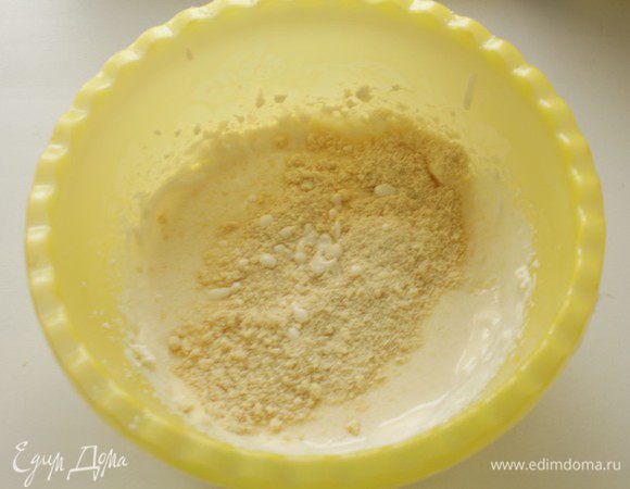 добавить молотый очищенный миндаль