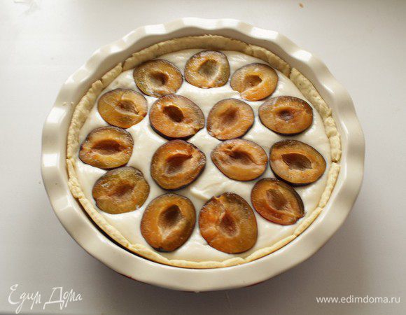 крем выложить в форму, из слив удалить косточки , выложить на крем