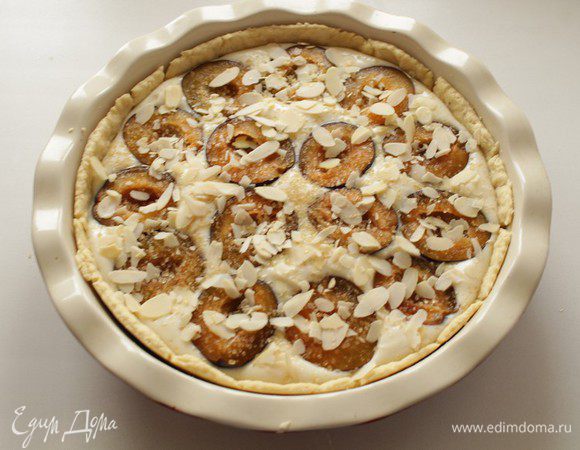 посыпать коричневым сахаром и миндальными хлопьями