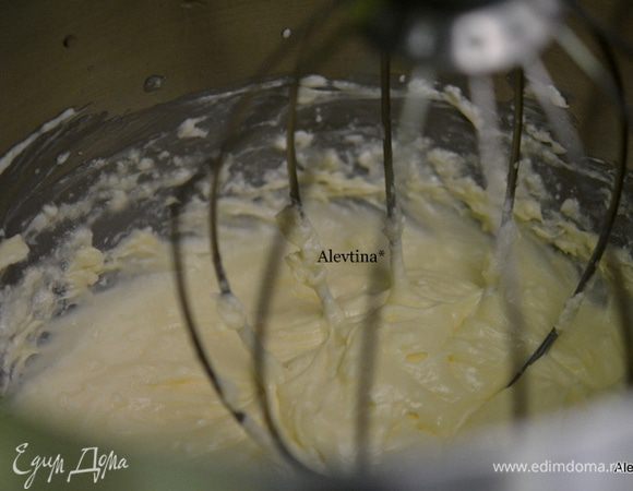 Взбить в кухонном комбайне сливочный сыр с размягченным сливочным маслом до мягкой массы. Затем добавить желток от крупного яйца, как перемешается добавим муку и все взбить.
