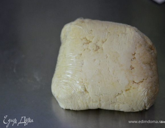 Завернуть тесто в пищевую пленку и положить в холодильник на 1-2 часа.
