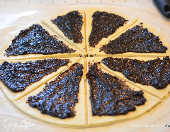 Затем поделить на 8 частей. Выложить поверх маковую начинку.
Для маковой начинки: мак промыть, залить кипятком, варить 5 мин., снять с огня, прикрыть крышкой и остудить.
Сцедить мак через густое сито, пропустить через мясорубку, всыпать сахар. Перемешать и еще раз пропустить мак с сахаром через мясорубку.
Добавить в молотый мак взбитый белок и все осторожно перемешать.
