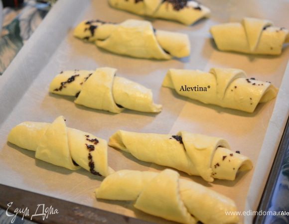 Скрутить в рулетики, начиная с внешней стороны. Выложить на противень с бумагой для выпечки. Так поступить и со вторым куском теста.
Разогреть духовку до 180 гр. Поставить ругелаш в духовку на 18-20 мин. Выпекать, чтоб тесто оставалось слегка золотистым оттенком. Не пересушить.