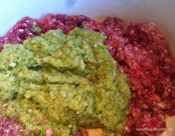 Также добавьте в фарш яйцо, посолите и поперчите. Хорошо перемешайте.