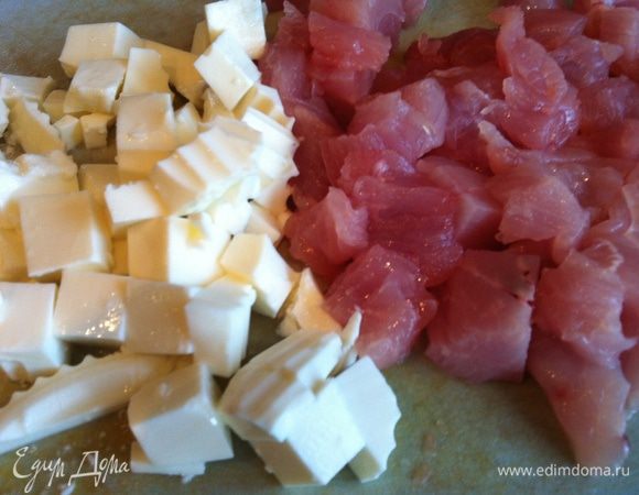 Индейку и сыр порежьте квадратиками.