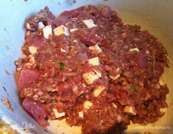 Добавьте в фарш и аккуратно перемешайте.