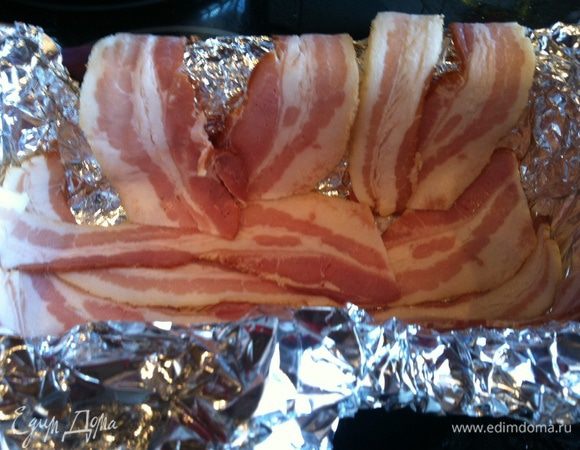 Форму застелите фольгой и выложите полоски бекона так, чтобы края свисали.