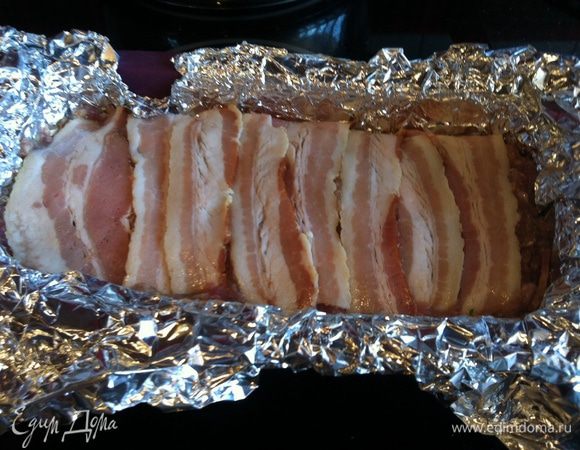 и заверните оставшимся беконом, сверху накройте фольгой. Запекайте в духовке 2 часа.