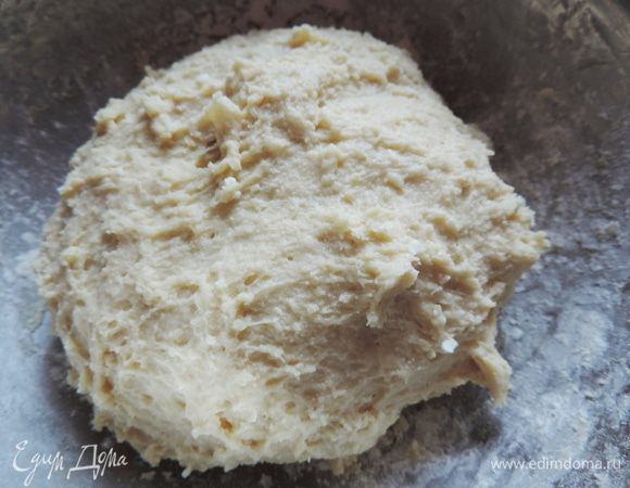 В полученную смесь выливаем теплое молоко, высыпаем просеянную муку и сухие дрожжи. Замешиваем мягкое, немного липковатое тесто.