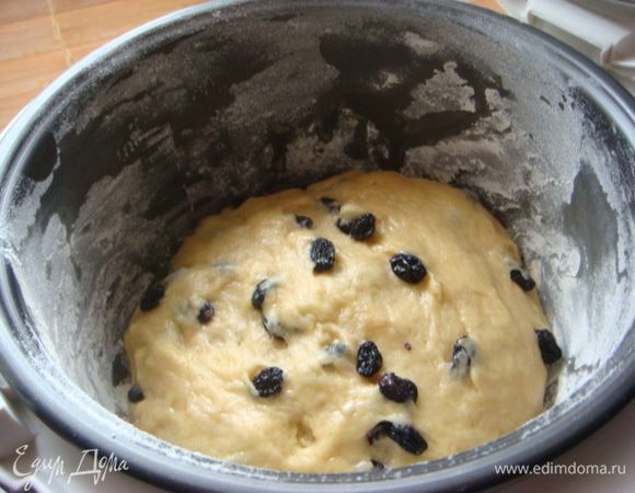 Опара: молоко теплое+дрожжи (софт) + сахар 2 ст.л.+ муку 3-4 ст.л перемешать , накрыть и дать подняться минут на 15.
В др. большой чаше разбиваем яйца+сахар+соль перемешать + подошедшию опару+понемногу просеивая муку и вводим сл.масло растопив,но не горячее и постепенно просейваем остатки муки,изюм пока не добавляем.
Тесто получается мягкое и немного липнет к рукам, мне муки немного не хватило и я + еще 1 ст.л с горкой.. Накрываем и ставим в теплое место на 1 час, тесто поднимется за это время,добавляем изюм (предварительно промыть и залить кипятком на 2 минуты,про макнуть бумажным полотенцем).
Чашу МВ смазать маслом и посыпать манкой, включить режим ПОДОГРЕВ на 15 мин. , выключить и оставить на 30 мин.
По истечению времени вкл. режим ВЫПЕЧКА на 1 час и еще потом оставляем на 30 минут.