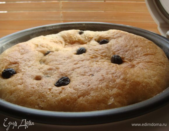 Прошло время и пирог готов.
Оставить остывать в форме минут на 15, потом пропитать сиропом , можно проколами через вверх шприцем, можно просто налить на дно чаши или формы и оставить на 15-20 мин., он пропитается.вынимаем с помощью корзины 