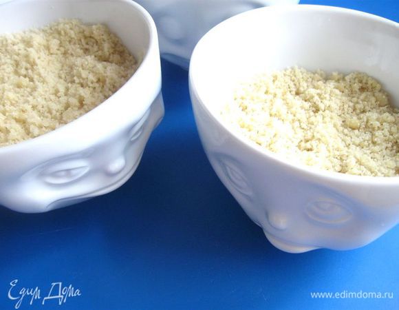 После остывания миндаль измельчить до состояния муки. Разделить на миндальную муку для теста и для франжипана.