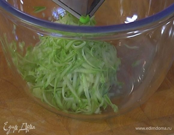 Кабачок вместе с кожицей натереть на крупной терке, затем просушить бумажным полотенцем.