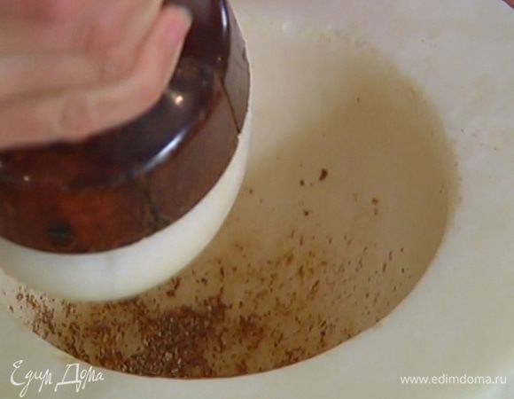 Бадьян и зерна кардамона растереть в ступке.