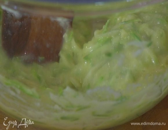 К кабачку добавить яйцо, сахар, цедру и сок лайма, влить растопленное масло и перемешать.