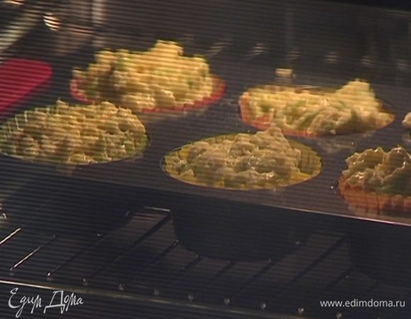 Выпекать маффины в разогретой духовке 15–20 минут.