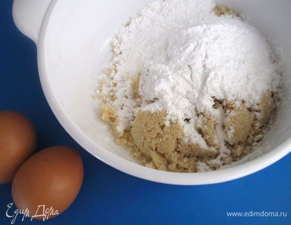 Размягченное сливочное масло смешать с миндальной мукой, добавить сахарную пудру.

