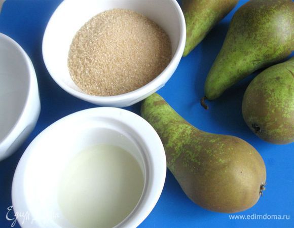 Груши ( достаточно твердые, у меня это - сорт Конференс)  очистить от кожицы, разрезать пополам,  удалить семена, разрезать на четвертинки  и сбрызнуть соком лимона.