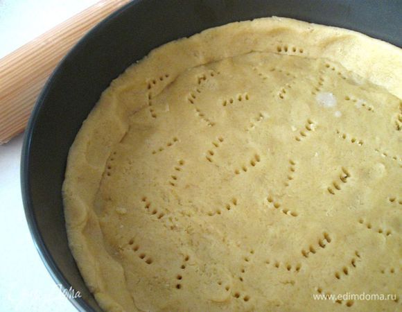 Поместить  тесто вместе с бумагой  в форму, сформировать также  из теста бортики. Наколоть вилкой тесто. Поставить в  холодильник на  5   минут.