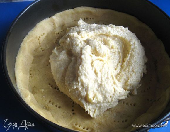 Поверх теста поместить франжипан.