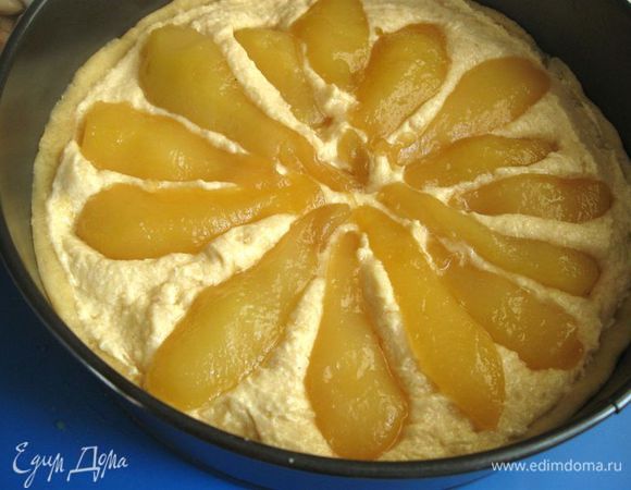 Духовку разогреть до 180 градусов.  Сверху – немножко вдавив, поместить груши, расположив их так, как вам подскажет ваш вкус. 