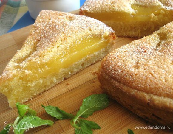 Можно посыпать сахарной пудрой ( через сито).Так выглядит кусочек тарта. Приятного чаепития!