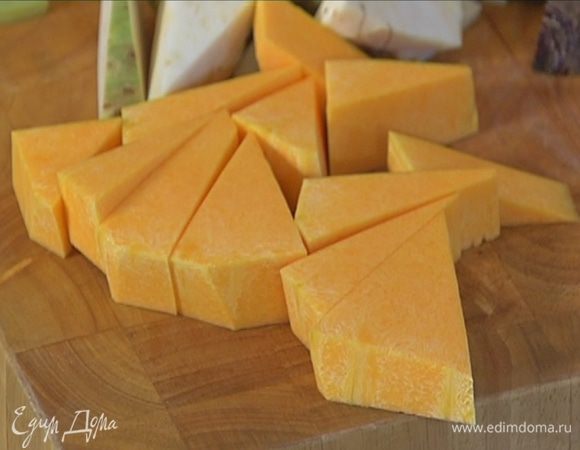 Тыкву и корень сельдерея очистить от кожуры и нарезать кусочками.