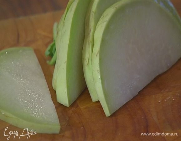 Кольраби нарезать небольшими ломтиками.
