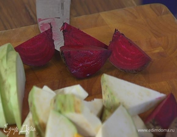 Свеклу вымыть и, не очищая, разрезать на 4 части.