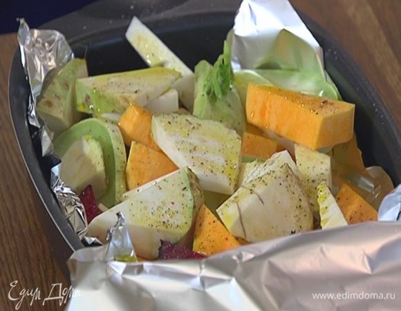 Накрыть овощи краями фольги и отправить в разогретую духовку на 20–25 минут.