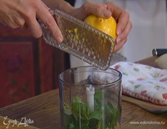 Цедру лимона натереть на мелкой терке, из половинки лимона выжать сок.