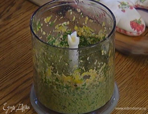 Приготовить соус: в чаше блендера соединить все орехи, добавить по горсти листьев кинзы и мяты, чеснок, лимонную цедру и сок (1 ч. ложку сока оставить), посолить, поперчить и все взбить. Когда все измельчится в крошку, влить 2 ст. ложки оливкового масла Extra Virgin и взбить еще немного.