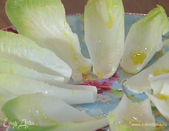 Цикорий разобрать на отдельные листья, выложить их на блюдо, сбрызнуть оставшимся оливковым маслом Extra Virgin и лимонным соком, посолить и поперчить.