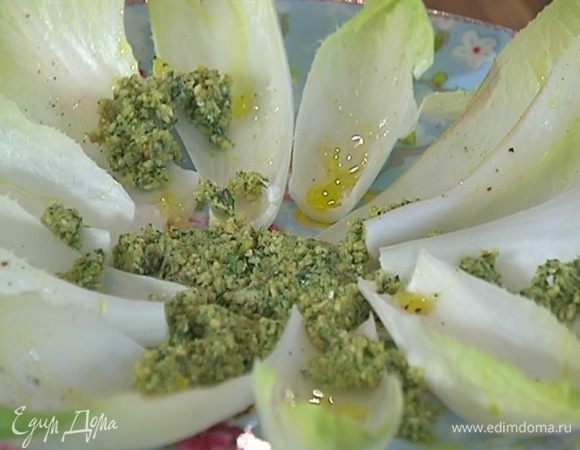 Выложить на листья понемногу орехового соуса.