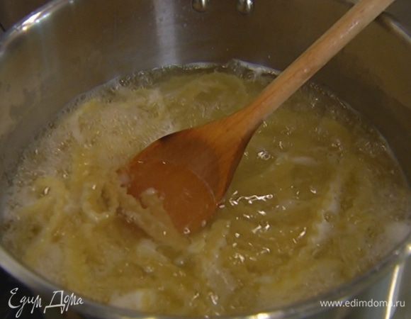 Мафальдине отваривать в подсоленной воде на 1 минуту меньше, чем указано на упаковке, затем воду слить, сохранив немного, и вернуть макароны обратно в кастрюлю.