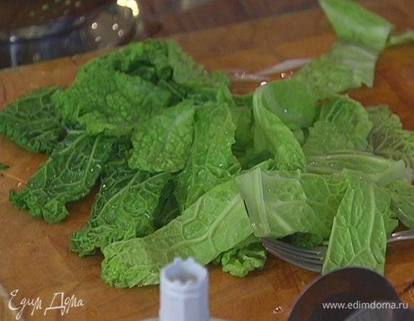Когда вода стечет, нарезать капустные листья на куски.