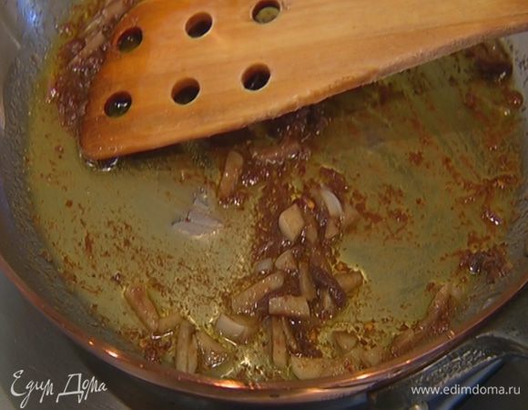 Пеперончино растереть в руках и добавить к анчоусам с чесноком. Перемешивая, прогревать до полного растворения анчоусов, затем выключить огонь.