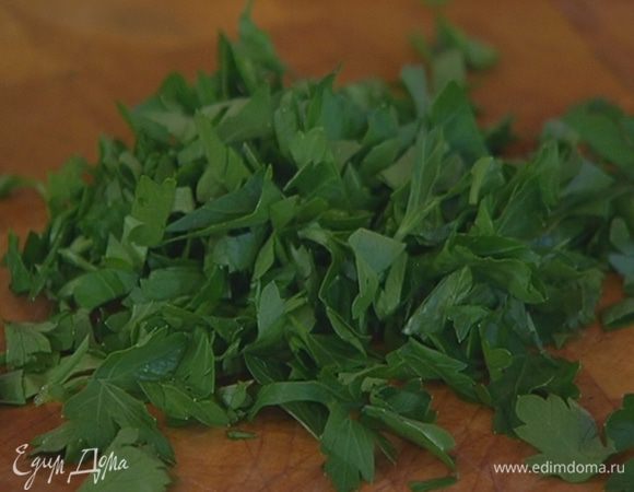 Петрушку порезать.