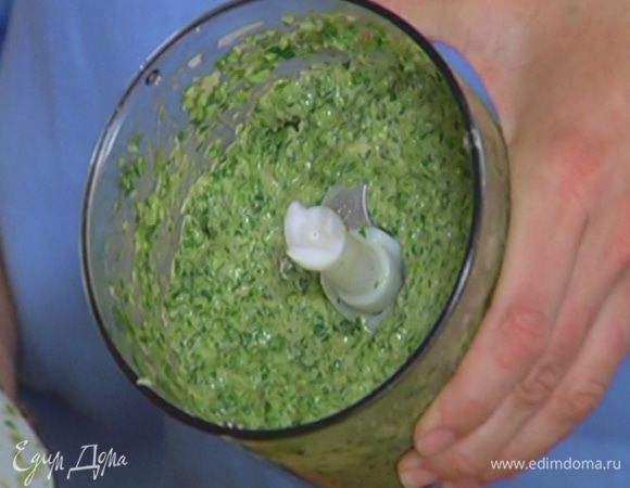 Приготовить соус: в блендере соединить петрушку, капустные листья, добавить чеснок с анчоусами и маслом, в котором они жарились, натертый сыр, предварительно размягченное сливочное масло и взбить все в однородную массу.