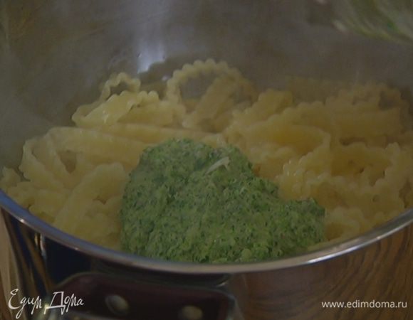 Горячие макароны перемешать с соусом (если нужно, влить немного воды, в которой варились макароны).