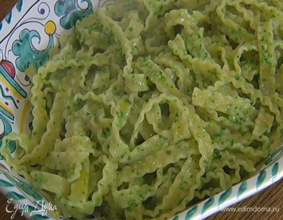 Выложить макароны на блюдо и сбрызнуть оливковым маслом Extra Virgin.