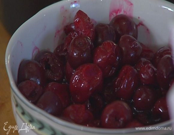 Вишню предварительно разморозить.