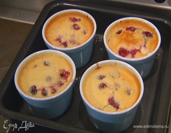 Выпекать пудинги в разогретой духовке 20 минут.