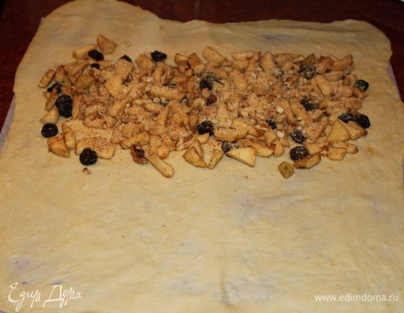Теперь выложить начинку на 2/3 теста начиная с одного края, посыпать сухарями и орешками. Разогреть духовку на 200 градусов.