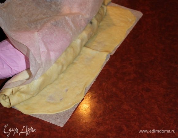 Завернуть рулет при помощи пекарской бумаги.