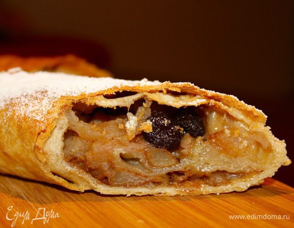 Кушать, конечно же, в тёплом виде. Тесто хрустящее сверху и мягкое внутри, сохраняется слоёность. Оказывается штрудель очень лёгкий десерт, сложнее писать, чем готовить.