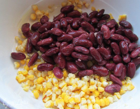 Кукурузу и фасоль можно взять консервированные или свежие (а фасоль в сухом виде соответственно). У меня была кукуруза, запеченная в духовке. И фасоль я отварила отдельно (заранее). Выкладываем их в салатницу.
