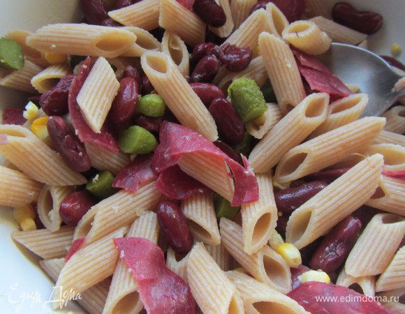 Пасту отвариваем до готовности в соленой воде, сливаем ее. Добавляем в салат в холодном виде или в теплом (как у меня).

