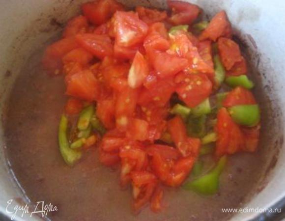 Когда фасоль  приготовится, добавить нарезанные томаты и перец к фасоли.